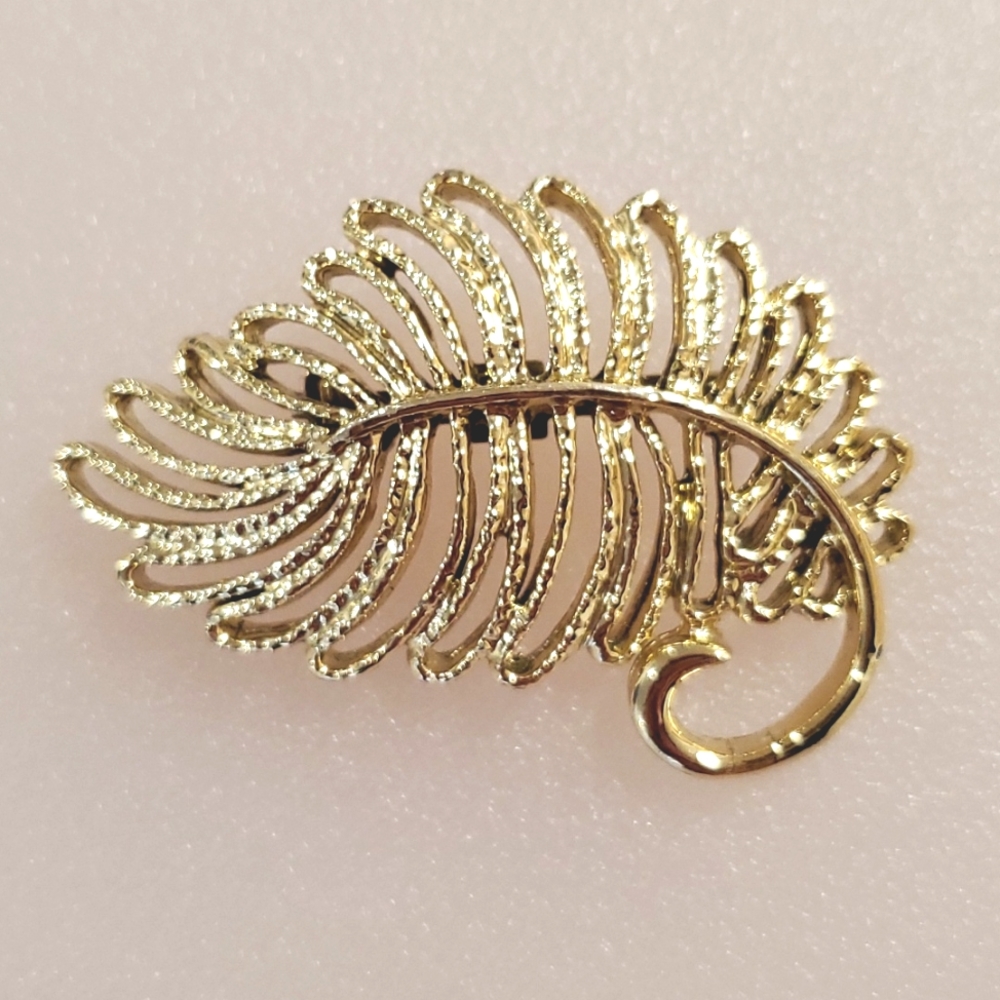 GERRYS vintage goldtone leaf brooch lapel travel office
